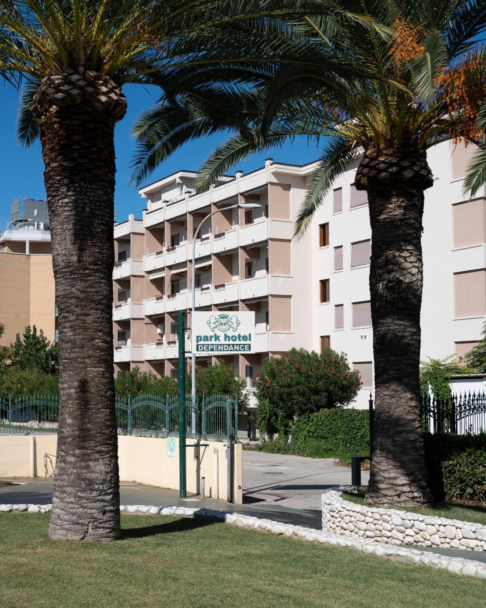 Park Hotel & Dependance Con Spiaggia Мартинсикуро Экстерьер фото